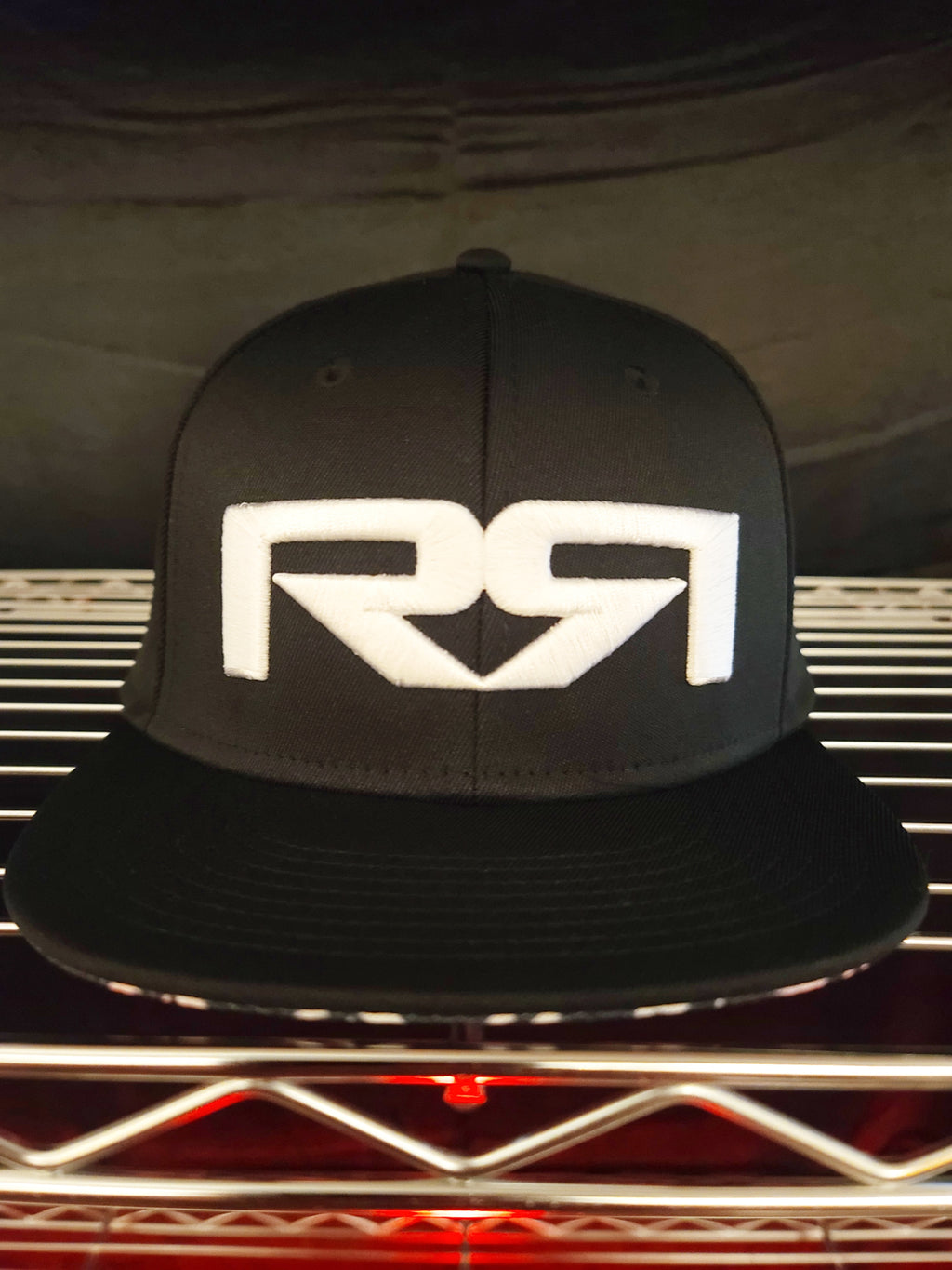 BLACK/WHITE RR FLATBILL HAT